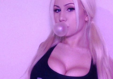 از blowjob سکس یونیفرم داغ به یک دیک سخت با صورت آرایش بر روی دوربین